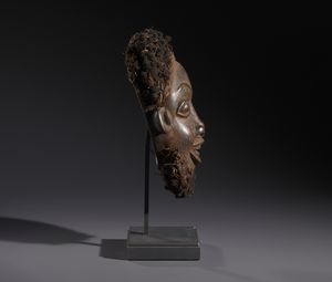Bamoun - Camerun (Grassland) : Nello stile di Maschera-copricapo antropomorfa in legno duro a patina scura, fibre e capelli  - Asta Asta 444 | AFRICA, OCEANIA E AMERICHE - ARTIGIANATO AFRICANO: VARI COMMITTENTI E SELEZIONE DALLA COLLEZIONE BARTOLOMUCCI Online - Associazione Nazionale - Case d'Asta italiane