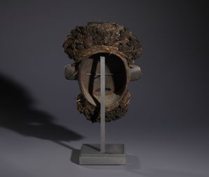Bamoun - Camerun (Grassland) : Nello stile di Maschera-copricapo antropomorfa in legno duro a patina scura, fibre e capelli  - Asta Asta 444 | AFRICA, OCEANIA E AMERICHE - ARTIGIANATO AFRICANO: VARI COMMITTENTI E SELEZIONE DALLA COLLEZIONE BARTOLOMUCCI Online - Associazione Nazionale - Case d'Asta italiane
