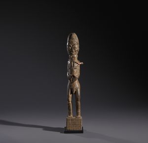Baule - Costa d'Avorio : Nello stile di Scultura antropomorfa maschile  in legno duro a patina marrone  - Asta Asta 444 | AFRICA, OCEANIA E AMERICHE - ARTIGIANATO AFRICANO: VARI COMMITTENTI E SELEZIONE DALLA COLLEZIONE BARTOLOMUCCI Online - Associazione Nazionale - Case d'Asta italiane