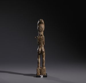 Baule - Costa d'Avorio : Nello stile di Scultura antropomorfa maschile  in legno duro a patina marrone  - Asta Asta 444 | AFRICA, OCEANIA E AMERICHE - ARTIGIANATO AFRICANO: VARI COMMITTENTI E SELEZIONE DALLA COLLEZIONE BARTOLOMUCCI Online - Associazione Nazionale - Case d'Asta italiane