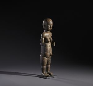 Fon - Nigeria/Benin : Nello stile di Scultura antropomorfa in legno duro a patina scura  - Asta Asta 444 | AFRICA, OCEANIA E AMERICHE - ARTIGIANATO AFRICANO: VARI COMMITTENTI E SELEZIONE DALLA COLLEZIONE BARTOLOMUCCI Online - Associazione Nazionale - Case d'Asta italiane