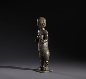 Fon - Nigeria/Benin : Nello stile di Scultura antropomorfa in legno duro a patina scura  - Asta Asta 444 | AFRICA, OCEANIA E AMERICHE - ARTIGIANATO AFRICANO: VARI COMMITTENTI E SELEZIONE DALLA COLLEZIONE BARTOLOMUCCI Online - Associazione Nazionale - Case d'Asta italiane