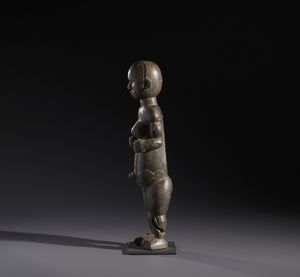 Fon - Nigeria/Benin : Nello stile di Scultura antropomorfa in legno duro a patina scura  - Asta Asta 444 | AFRICA, OCEANIA E AMERICHE - ARTIGIANATO AFRICANO: VARI COMMITTENTI E SELEZIONE DALLA COLLEZIONE BARTOLOMUCCI Online - Associazione Nazionale - Case d'Asta italiane