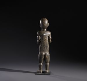 Fon - Nigeria/Benin : Nello stile di Scultura antropomorfa in legno duro a patina scura  - Asta Asta 444 | AFRICA, OCEANIA E AMERICHE - ARTIGIANATO AFRICANO: VARI COMMITTENTI E SELEZIONE DALLA COLLEZIONE BARTOLOMUCCI Online - Associazione Nazionale - Case d'Asta italiane