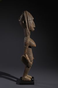 Bambara - Mali : Nello stile di Grande scultura antropomorfa femminile in legno duro a patina marrone e cordicella  - Asta Asta 444 | AFRICA, OCEANIA E AMERICHE - ARTIGIANATO AFRICANO: VARI COMMITTENTI E SELEZIONE DALLA COLLEZIONE BARTOLOMUCCI Online - Associazione Nazionale - Case d'Asta italiane