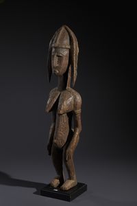 Bambara - Mali : Nello stile di Grande scultura antropomorfa femminile in legno duro a patina marrone e cordicella  - Asta Asta 444 | AFRICA, OCEANIA E AMERICHE - ARTIGIANATO AFRICANO: VARI COMMITTENTI E SELEZIONE DALLA COLLEZIONE BARTOLOMUCCI Online - Associazione Nazionale - Case d'Asta italiane