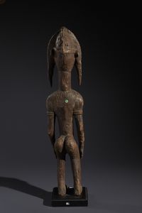 Bambara - Mali : Nello stile di Grande scultura antropomorfa femminile in legno duro a patina marrone e cordicella  - Asta Asta 444 | AFRICA, OCEANIA E AMERICHE - ARTIGIANATO AFRICANO: VARI COMMITTENTI E SELEZIONE DALLA COLLEZIONE BARTOLOMUCCI Online - Associazione Nazionale - Case d'Asta italiane