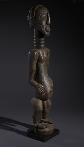 Hemba - Repubblica Democratica del Congo : Nello stile di Grande scultura antropomorfa maschile in legno duro a patina scura  - Asta Asta 444 | AFRICA, OCEANIA E AMERICHE - ARTIGIANATO AFRICANO: VARI COMMITTENTI E SELEZIONE DALLA COLLEZIONE BARTOLOMUCCI Online - Associazione Nazionale - Case d'Asta italiane