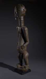 Hemba - Repubblica Democratica del Congo : Nello stile di Grande scultura antropomorfa maschile in legno duro a patina scura  - Asta Asta 444 | AFRICA, OCEANIA E AMERICHE - ARTIGIANATO AFRICANO: VARI COMMITTENTI E SELEZIONE DALLA COLLEZIONE BARTOLOMUCCI Online - Associazione Nazionale - Case d'Asta italiane