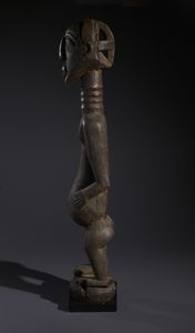 Hemba - Repubblica Democratica del Congo : Nello stile di Grande scultura antropomorfa maschile in legno duro a patina scura  - Asta Asta 444 | AFRICA, OCEANIA E AMERICHE - ARTIGIANATO AFRICANO: VARI COMMITTENTI E SELEZIONE DALLA COLLEZIONE BARTOLOMUCCI Online - Associazione Nazionale - Case d'Asta italiane