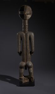 Hemba - Repubblica Democratica del Congo : Nello stile di Grande scultura antropomorfa maschile in legno duro a patina scura  - Asta Asta 444 | AFRICA, OCEANIA E AMERICHE - ARTIGIANATO AFRICANO: VARI COMMITTENTI E SELEZIONE DALLA COLLEZIONE BARTOLOMUCCI Online - Associazione Nazionale - Case d'Asta italiane