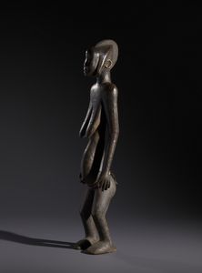 Bambara - Mali : Nello stile di Scultura antropomorfa femminile in legno a patina scura e perline  - Asta Asta 444 | AFRICA, OCEANIA E AMERICHE - ARTIGIANATO AFRICANO: VARI COMMITTENTI E SELEZIONE DALLA COLLEZIONE BARTOLOMUCCI Online - Associazione Nazionale - Case d'Asta italiane