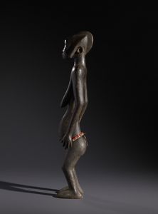 Bambara - Mali : Nello stile di Scultura antropomorfa femminile in legno a patina scura e perline  - Asta Asta 444 | AFRICA, OCEANIA E AMERICHE - ARTIGIANATO AFRICANO: VARI COMMITTENTI E SELEZIONE DALLA COLLEZIONE BARTOLOMUCCI Online - Associazione Nazionale - Case d'Asta italiane