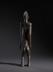 Bambara - Mali : Nello stile di Scultura antropomorfa femminile in legno a patina scura e perline  - Asta Asta 444 | AFRICA, OCEANIA E AMERICHE - ARTIGIANATO AFRICANO: VARI COMMITTENTI E SELEZIONE DALLA COLLEZIONE BARTOLOMUCCI Online - Associazione Nazionale - Case d'Asta italiane