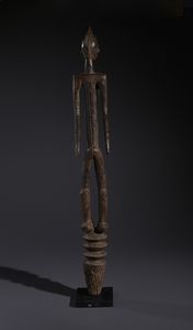 Mossi - Burkina Faso : Nello stile di Grande palo con scultura antropomorfa  in legno duro a patina bruno-rossastra  - Asta Asta 444 | AFRICA, OCEANIA E AMERICHE - ARTIGIANATO AFRICANO: VARI COMMITTENTI E SELEZIONE DALLA COLLEZIONE BARTOLOMUCCI Online - Associazione Nazionale - Case d'Asta italiane