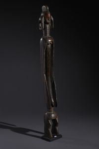 Mumuye - Nigeria/Camerun : Nello stile di Grande scultura antropomorfa stilizzata  in legno duro a patina scura  - Asta Asta 444 | AFRICA, OCEANIA E AMERICHE - ARTIGIANATO AFRICANO: VARI COMMITTENTI E SELEZIONE DALLA COLLEZIONE BARTOLOMUCCI Online - Associazione Nazionale - Case d'Asta italiane