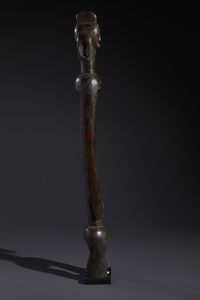 Mumuye - Nigeria/Camerun : Nello stile di Grande scultura antropomorfa stilizzata  in legno duro a patina scura  - Asta Asta 444 | AFRICA, OCEANIA E AMERICHE - ARTIGIANATO AFRICANO: VARI COMMITTENTI E SELEZIONE DALLA COLLEZIONE BARTOLOMUCCI Online - Associazione Nazionale - Case d'Asta italiane