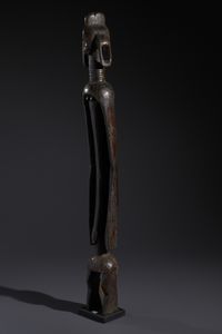Mumuye - Nigeria/Camerun : Nello stile di Grande scultura antropomorfa stilizzata  in legno duro a patina scura  - Asta Asta 444 | AFRICA, OCEANIA E AMERICHE - ARTIGIANATO AFRICANO: VARI COMMITTENTI E SELEZIONE DALLA COLLEZIONE BARTOLOMUCCI Online - Associazione Nazionale - Case d'Asta italiane