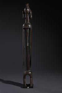 Mumuye - Nigeria/Camerun : Nello stile di Grande scultura antropomorfa stilizzata  in legno duro a patina scura  - Asta Asta 444 | AFRICA, OCEANIA E AMERICHE - ARTIGIANATO AFRICANO: VARI COMMITTENTI E SELEZIONE DALLA COLLEZIONE BARTOLOMUCCI Online - Associazione Nazionale - Case d'Asta italiane