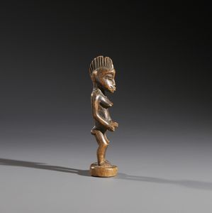Senufo - Costa d'Avorio/Mali/Burkina Faso : Nello stile di Scultura antropomorfa in legno duro a patina bruna  - Asta Asta 444 | AFRICA, OCEANIA E AMERICHE - ARTIGIANATO AFRICANO: VARI COMMITTENTI E SELEZIONE DALLA COLLEZIONE BARTOLOMUCCI Online - Associazione Nazionale - Case d'Asta italiane