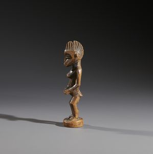 Senufo - Costa d'Avorio/Mali/Burkina Faso : Nello stile di Scultura antropomorfa in legno duro a patina bruna  - Asta Asta 444 | AFRICA, OCEANIA E AMERICHE - ARTIGIANATO AFRICANO: VARI COMMITTENTI E SELEZIONE DALLA COLLEZIONE BARTOLOMUCCI Online - Associazione Nazionale - Case d'Asta italiane