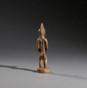 Senufo - Costa d'Avorio/Mali/Burkina Faso : Nello stile di Scultura antropomorfa in legno duro a patina bruna  - Asta Asta 444 | AFRICA, OCEANIA E AMERICHE - ARTIGIANATO AFRICANO: VARI COMMITTENTI E SELEZIONE DALLA COLLEZIONE BARTOLOMUCCI Online - Associazione Nazionale - Case d'Asta italiane