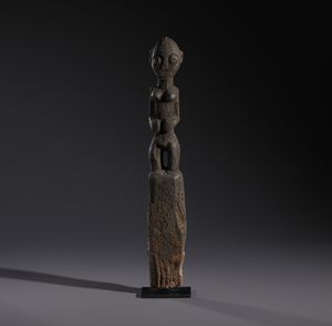 Fon - Nigeria/Benin - Nello stile di Scultura antropomorfa su palo, utilizzata per i riti voodoo in legno duro a patina crostosa scura