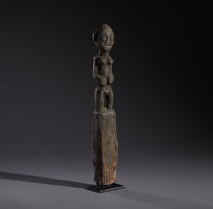 Fon - Nigeria/Benin : Nello stile di Scultura antropomorfa su palo, utilizzata per i riti voodoo in legno duro a patina crostosa scura  - Asta Asta 444 | AFRICA, OCEANIA E AMERICHE - ARTIGIANATO AFRICANO: VARI COMMITTENTI E SELEZIONE DALLA COLLEZIONE BARTOLOMUCCI Online - Associazione Nazionale - Case d'Asta italiane