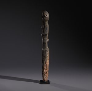 Fon - Nigeria/Benin : Nello stile di Scultura antropomorfa su palo, utilizzata per i riti voodoo in legno duro a patina crostosa scura  - Asta Asta 444 | AFRICA, OCEANIA E AMERICHE - ARTIGIANATO AFRICANO: VARI COMMITTENTI E SELEZIONE DALLA COLLEZIONE BARTOLOMUCCI Online - Associazione Nazionale - Case d'Asta italiane