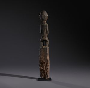 Fon - Nigeria/Benin : Nello stile di Scultura antropomorfa su palo, utilizzata per i riti voodoo in legno duro a patina crostosa scura  - Asta Asta 444 | AFRICA, OCEANIA E AMERICHE - ARTIGIANATO AFRICANO: VARI COMMITTENTI E SELEZIONE DALLA COLLEZIONE BARTOLOMUCCI Online - Associazione Nazionale - Case d'Asta italiane