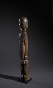 Lobi - Burkina Faso/Costa d'Avorio : Nello stile di Grande scultura antropomorfa  in legno duro a patina marrone  - Asta Asta 444 | AFRICA, OCEANIA E AMERICHE - ARTIGIANATO AFRICANO: VARI COMMITTENTI E SELEZIONE DALLA COLLEZIONE BARTOLOMUCCI Online - Associazione Nazionale - Case d'Asta italiane