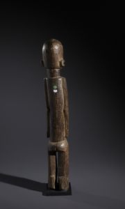 Lobi - Burkina Faso/Costa d'Avorio : Nello stile di Grande scultura antropomorfa  in legno duro a patina marrone  - Asta Asta 444 | AFRICA, OCEANIA E AMERICHE - ARTIGIANATO AFRICANO: VARI COMMITTENTI E SELEZIONE DALLA COLLEZIONE BARTOLOMUCCI Online - Associazione Nazionale - Case d'Asta italiane