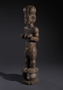Tiv - Nigeria : Nello stile di Grande scultura antropomorfa femminile In legno duro a patina marrone  - Asta Asta 444 | AFRICA, OCEANIA E AMERICHE - ARTIGIANATO AFRICANO: VARI COMMITTENTI E SELEZIONE DALLA COLLEZIONE BARTOLOMUCCI Online - Associazione Nazionale - Case d'Asta italiane