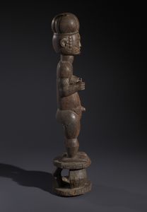 Tiv - Nigeria : Nello stile di Grande scultura antropomorfa femminile In legno duro a patina marrone  - Asta Asta 444 | AFRICA, OCEANIA E AMERICHE - ARTIGIANATO AFRICANO: VARI COMMITTENTI E SELEZIONE DALLA COLLEZIONE BARTOLOMUCCI Online - Associazione Nazionale - Case d'Asta italiane