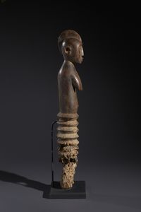 Mossi - Burkina Faso : Nello stile di Grande palo con figura antropomorfa femminile  in legno duro a patina bruno-rossastra  - Asta Asta 444 | AFRICA, OCEANIA E AMERICHE - ARTIGIANATO AFRICANO: VARI COMMITTENTI E SELEZIONE DALLA COLLEZIONE BARTOLOMUCCI Online - Associazione Nazionale - Case d'Asta italiane