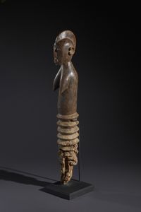 Mossi - Burkina Faso : Nello stile di Grande palo con figura antropomorfa femminile  in legno duro a patina bruno-rossastra  - Asta Asta 444 | AFRICA, OCEANIA E AMERICHE - ARTIGIANATO AFRICANO: VARI COMMITTENTI E SELEZIONE DALLA COLLEZIONE BARTOLOMUCCI Online - Associazione Nazionale - Case d'Asta italiane