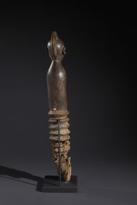 Mossi - Burkina Faso : Nello stile di Grande palo con figura antropomorfa femminile  in legno duro a patina bruno-rossastra  - Asta Asta 444 | AFRICA, OCEANIA E AMERICHE - ARTIGIANATO AFRICANO: VARI COMMITTENTI E SELEZIONE DALLA COLLEZIONE BARTOLOMUCCI Online - Associazione Nazionale - Case d'Asta italiane