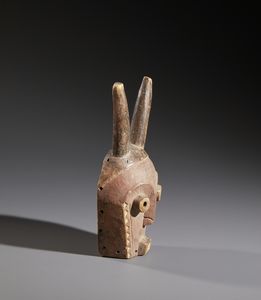 Pende - Repubblica Democratica del Congo : Nello stile di Maschera Antropo-zoomorfa  in legno policromo  - Asta Asta 444 | AFRICA, OCEANIA E AMERICHE - ARTIGIANATO AFRICANO: VARI COMMITTENTI E SELEZIONE DALLA COLLEZIONE BARTOLOMUCCI Online - Associazione Nazionale - Case d'Asta italiane