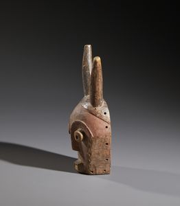 Pende - Repubblica Democratica del Congo : Nello stile di Maschera Antropo-zoomorfa  in legno policromo  - Asta Asta 444 | AFRICA, OCEANIA E AMERICHE - ARTIGIANATO AFRICANO: VARI COMMITTENTI E SELEZIONE DALLA COLLEZIONE BARTOLOMUCCI Online - Associazione Nazionale - Case d'Asta italiane