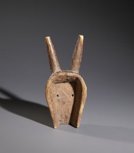 Pende - Repubblica Democratica del Congo : Nello stile di Maschera Antropo-zoomorfa  in legno policromo  - Asta Asta 444 | AFRICA, OCEANIA E AMERICHE - ARTIGIANATO AFRICANO: VARI COMMITTENTI E SELEZIONE DALLA COLLEZIONE BARTOLOMUCCI Online - Associazione Nazionale - Case d'Asta italiane