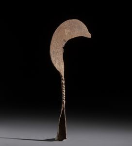 Kirdi - Camerun : Nello stile di Ascia da cerimonia/ moneta in ferro forgiato ed attorcigliato  - Asta Asta 444 | AFRICA, OCEANIA E AMERICHE - ARTIGIANATO AFRICANO: VARI COMMITTENTI E SELEZIONE DALLA COLLEZIONE BARTOLOMUCCI Online - Associazione Nazionale - Case d'Asta italiane