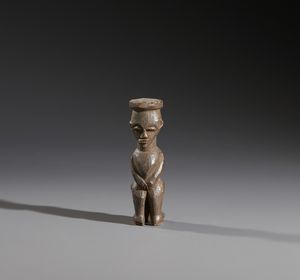 Lobi - Burkina Faso/Costa d'Avorio - Nello stile di Piccola scultura antropomorfa seduta  in legno duro a patina marrone