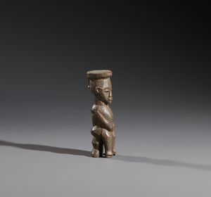 Lobi - Burkina Faso/Costa d'Avorio : Nello stile di Piccola scultura antropomorfa seduta  in legno duro a patina marrone  - Asta Asta 444 | AFRICA, OCEANIA E AMERICHE - ARTIGIANATO AFRICANO: VARI COMMITTENTI E SELEZIONE DALLA COLLEZIONE BARTOLOMUCCI Online - Associazione Nazionale - Case d'Asta italiane
