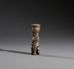 Lobi - Burkina Faso/Costa d'Avorio : Nello stile di Piccola scultura antropomorfa seduta  in legno duro a patina marrone  - Asta Asta 444 | AFRICA, OCEANIA E AMERICHE - ARTIGIANATO AFRICANO: VARI COMMITTENTI E SELEZIONE DALLA COLLEZIONE BARTOLOMUCCI Online - Associazione Nazionale - Case d'Asta italiane