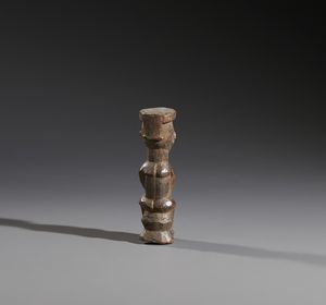 Lobi - Burkina Faso/Costa d'Avorio : Nello stile di Piccola scultura antropomorfa seduta  in legno duro a patina marrone  - Asta Asta 444 | AFRICA, OCEANIA E AMERICHE - ARTIGIANATO AFRICANO: VARI COMMITTENTI E SELEZIONE DALLA COLLEZIONE BARTOLOMUCCI Online - Associazione Nazionale - Case d'Asta italiane