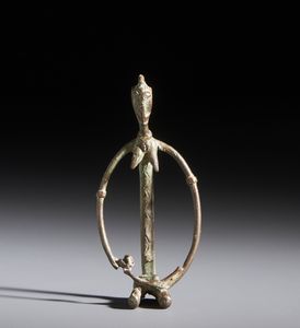 Dogon - Mali : Nello stile di Piccolo bronzo a figura di maternit� stilizzata  - Asta Asta 444 | AFRICA, OCEANIA E AMERICHE - ARTIGIANATO AFRICANO: VARI COMMITTENTI E SELEZIONE DALLA COLLEZIONE BARTOLOMUCCI Online - Associazione Nazionale - Case d'Asta italiane