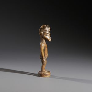 Senufo - Costa d'Avorio/Mali/Burkina Faso : Nello stile di Scultura antropomorfa  in legno duro a patina bruna  - Asta Asta 444 | AFRICA, OCEANIA E AMERICHE - ARTIGIANATO AFRICANO: VARI COMMITTENTI E SELEZIONE DALLA COLLEZIONE BARTOLOMUCCI Online - Associazione Nazionale - Case d'Asta italiane