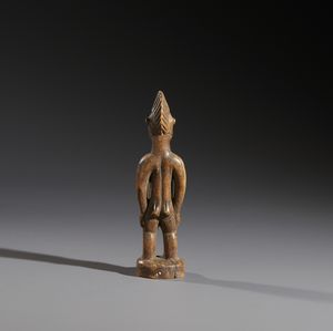 Senufo - Costa d'Avorio/Mali/Burkina Faso : Nello stile di Scultura antropomorfa  in legno duro a patina bruna  - Asta Asta 444 | AFRICA, OCEANIA E AMERICHE - ARTIGIANATO AFRICANO: VARI COMMITTENTI E SELEZIONE DALLA COLLEZIONE BARTOLOMUCCI Online - Associazione Nazionale - Case d'Asta italiane