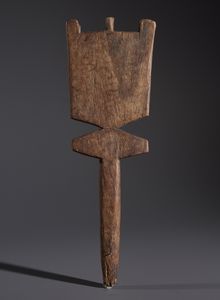 Tuareg - Sahara : Nello stile di Insegna o appendi sacche da cammello in legno duro e decorazioni geometriche incise  - Asta Asta 444 | AFRICA, OCEANIA E AMERICHE - ARTIGIANATO AFRICANO: VARI COMMITTENTI E SELEZIONE DALLA COLLEZIONE BARTOLOMUCCI Online - Associazione Nazionale - Case d'Asta italiane