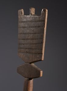 Tuareg - Sahara : Nello stile di Insegna o appendi sacche da cammello in legno duro e decorazioni geometriche incise  - Asta Asta 444 | AFRICA, OCEANIA E AMERICHE - ARTIGIANATO AFRICANO: VARI COMMITTENTI E SELEZIONE DALLA COLLEZIONE BARTOLOMUCCI Online - Associazione Nazionale - Case d'Asta italiane